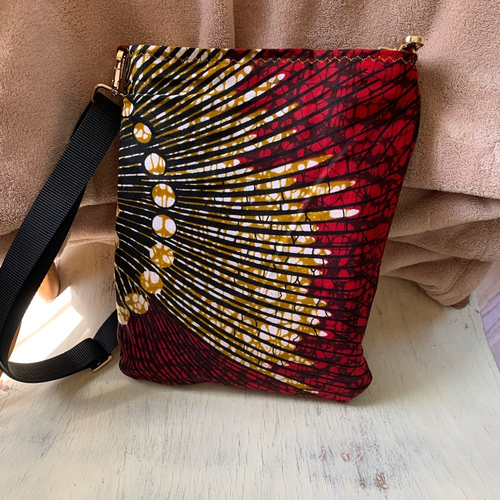 Beautifully made leather & cloth reversible purse w/versitol straps.